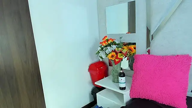 Snapshot of Alana_Hotterr chatting on 02-14-26, 03:47 Alana Hotterr online show from 02-14-26, 03:47