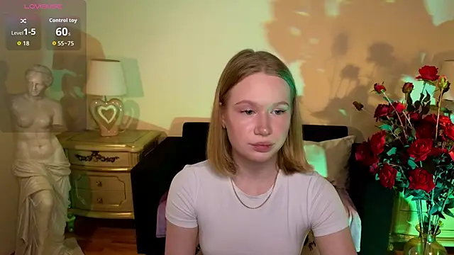 Snapshot of RebeccaLewis chatting on 12-15-25, 11:25 RebeccaLewis online show from 12-15-25, 11:25