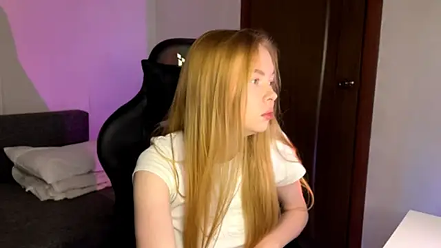 Snapshot of LumiSun chatting on 12-21-25, 05:31 LumiSun online show from 12-21-25, 05:31