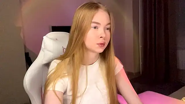 Snapshot of LumiSun chatting on 02-18-26, 07:10 LumiSun online show from 02-18-26, 07:10