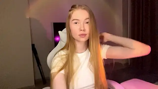 Snapshot of LumiSun chatting on 02-19-26, 08:05 LumiSun online show from 02-19-26, 08:05