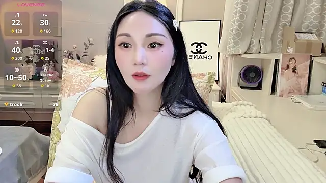 Snapshot of YUO-UU chatting on 12-18-25, 05:46 YUO-UU online show from 12-18-25, 05:46