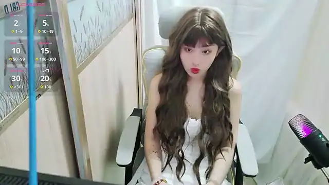 Snapshot of QINQIN-BYE chatting on 12-17-25, 01:06 QINQIN-BYE online show from 12-17-25, 01:06