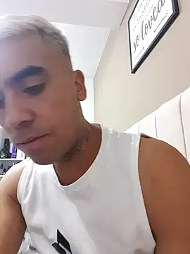 Snapshot of Arnoldmangus chatting on 12-14-25, 01:11 Arnoldmangus online show from 12-14-25, 01:11