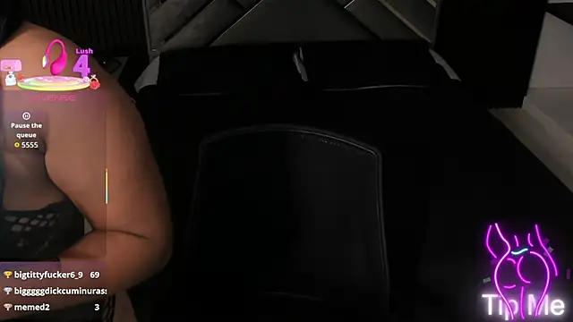 Snapshot of Almaablack chatting on 12-15-25, 08:24 Almaablack online show from 12-15-25, 08:24