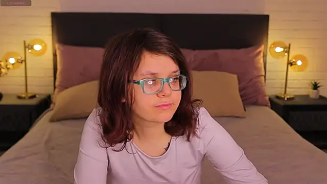 Ariell Mini online show from 04-15-26, 05:47