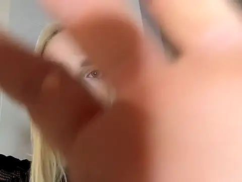 Snapshot of blonde_di chatting on 12-13-25, 11:54 blonde di online show from 12-13-25, 11:54