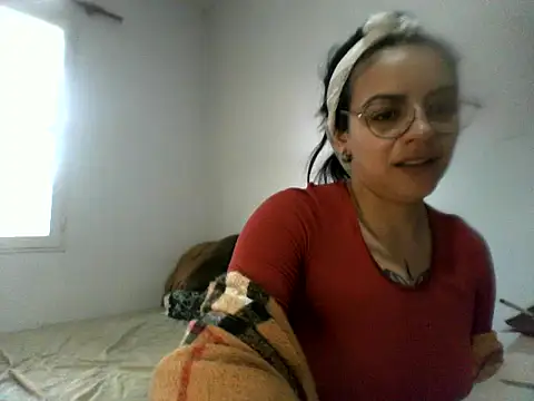 Snapshot of luluclark69 chatting on 06-10-26, 04:06 luluclark69 online show from 06-10-26, 04:06