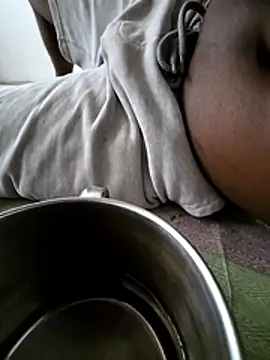 Snapshot of b12sri chatting on 12-14-25, 05:02 b12sri online show from 12-14-25, 05:02