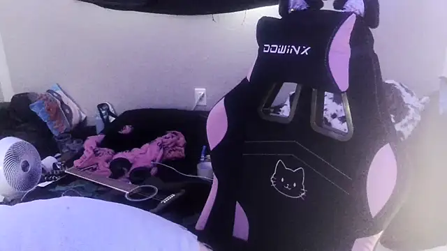 Snapshot of rubygloom chatting on 01-08-26, 10:01 rubygloom online show from 01-08-26, 10:01