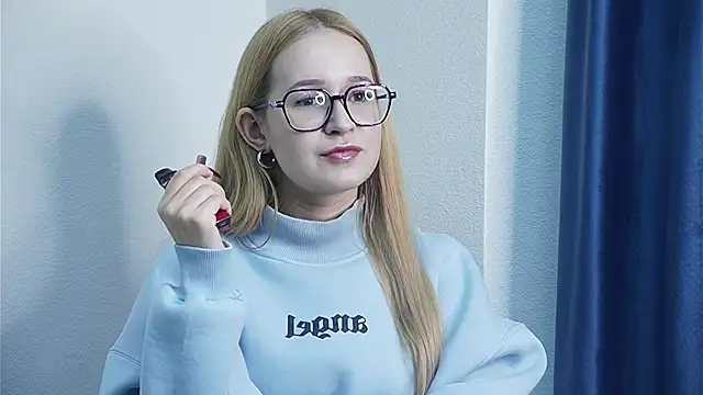 Snapshot of GwynKnispel chatting on 12-16-25, 04:17 GwynKnispel online show from 12-16-25, 04:17