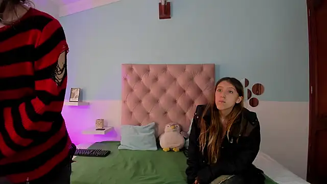 Snapshot of Briar_y_Blair chatting on 12-19-25, 01:51 Briar y Blair online show from 12-19-25, 01:51