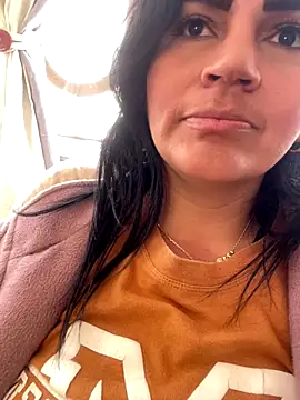 Snapshot of sophie-honey chatting on 12-18-25, 02:12 sophie-honey online show from 12-18-25, 02:12