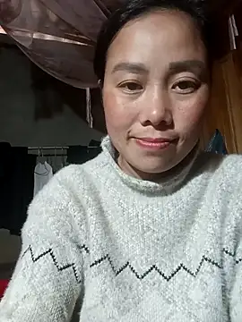 Snapshot of Chloe-ee chatting on 12-19-25, 03:24 Chloe-ee online show from 12-19-25, 03:24