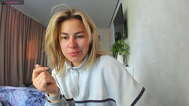 Snapshot of Roxi_Joy chatting on 05-28-26, 06:54 Roxi Joy online show from 05-28-26, 06:54