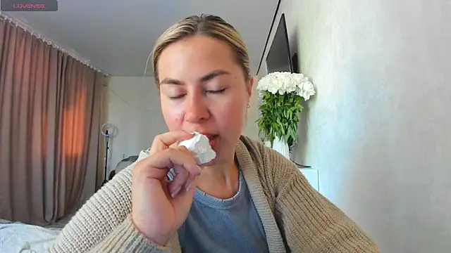 Snapshot of Roxi_Joy chatting on 06-01-26, 06:04 Roxi Joy online show from 06-01-26, 06:04