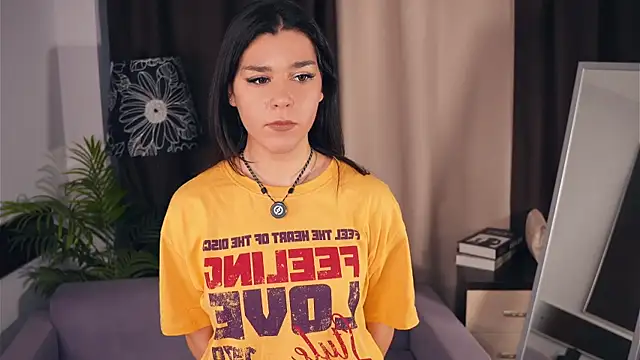 Snapshot of GenaSeidner chatting on 12-17-25, 10:32 GenaSeidner online show from 12-17-25, 10:32