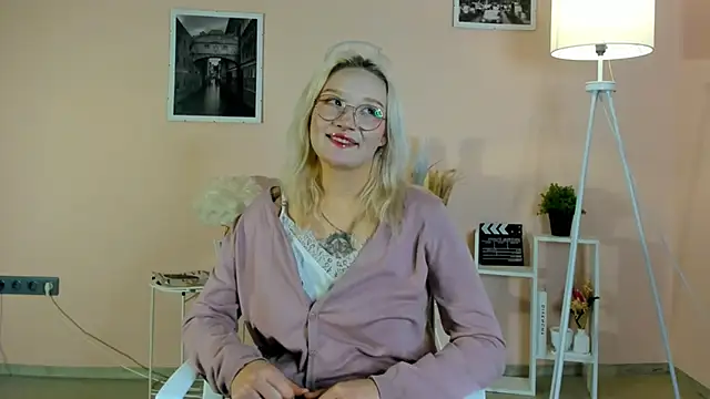 Snapshot of AdelinaMaddalena chatting on 12-18-25, 12:33 AdelinaMaddalena online show from 12-18-25, 12:33