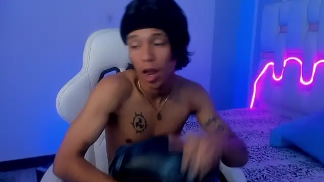 Snapshot of AndyKings_1 chatting on 02-05-26, 03:44 AndyKings 1 online show from 02-05-26, 03:44