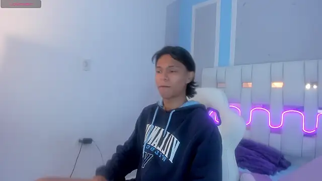 Snapshot of AndyKings_1 chatting on 02-09-26, 03:21 AndyKings 1 online show from 02-09-26, 03:21