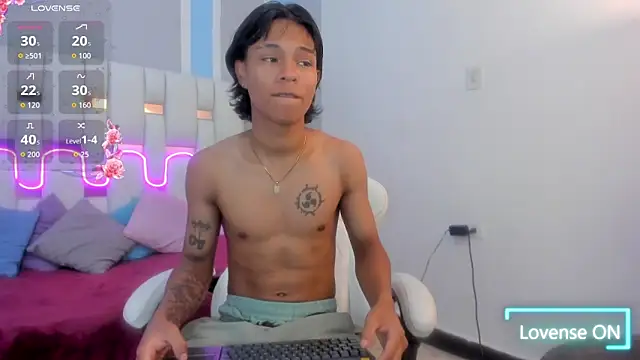 Snapshot of AndyKings_1 chatting on 02-10-26, 03:32 AndyKings 1 online show from 02-10-26, 03:32