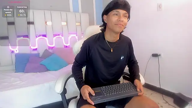 Snapshot of AndyKings_1 chatting on 02-12-26, 03:45 AndyKings 1 online show from 02-12-26, 03:45