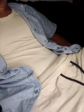 Snapshot of HotJXS chatting on 12-18-25, 01:00 HotJXS online show from 12-18-25, 01:00