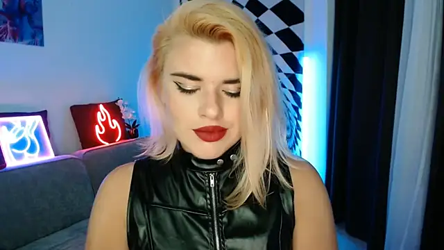 Snapshot of Ariana_Saint chatting on 12-20-25, 05:31 Ariana Saint online show from 12-20-25, 05:31