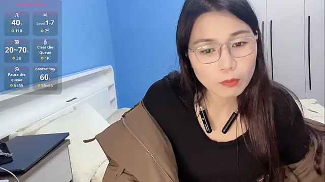 Snapshot of Emma-mimi chatting on 12-17-25, 12:44 Emma-mimi online show from 12-17-25, 12:44