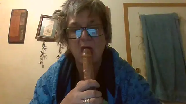 Snapshot of becky1111 chatting on 06-05-26, 07:47 becky1111 online show from 06-05-26, 07:47
