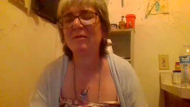 Snapshot of becky1111 chatting on 06-14-26, 01:14 becky1111 online show from 06-14-26, 01:14