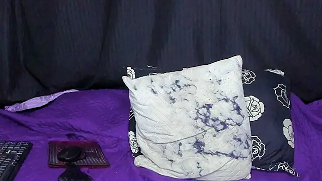 Snapshot of _natzury_ chatting on 07-28-26, 01:10 natzury online show from 07-28-26, 01:10