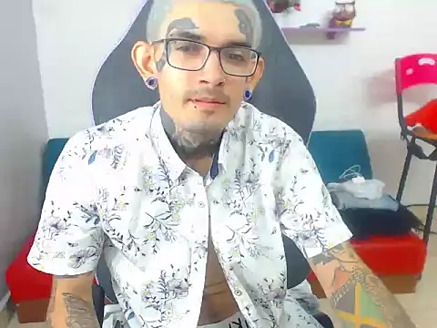 Snapshot of Boy_tatto77 chatting on 12-18-25, 06:36 Boy tatto77 online show from 12-18-25, 06:36