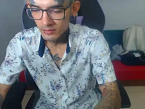 Snapshot of Boy_tatto77 chatting on 12-21-25, 06:48 Boy tatto77 online show from 12-21-25, 06:48