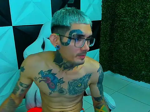 Snapshot of Boy_tatto77 chatting on 01-17-26, 04:43 Boy tatto77 online show from 01-17-26, 04:43