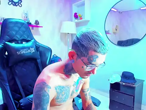 Snapshot of Boy_tatto77 chatting on 01-19-26, 04:00 Boy tatto77 online show from 01-19-26, 04:00