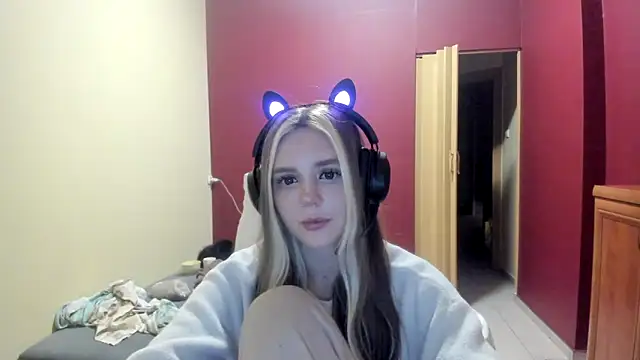 LunaAngell online show from 12-21-25, 12:40