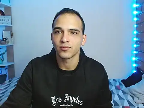 Snapshot of MaaX2330 chatting on 12-18-25, 02:34 MaaX2330 online show from 12-18-25, 02:34