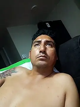 Snapshot of Yrresistible666 chatting on 02-13-26, 04:30 Yrresistible666 online show from 02-13-26, 04:30