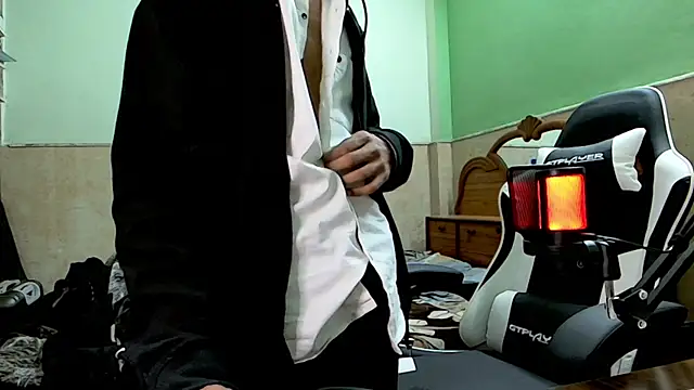 Snapshot of vincenzox7 chatting on 02-13-26, 03:30 vincenzox7 online show from 02-13-26, 03:30