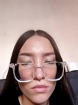 Snapshot of Shei00000 chatting on 12-19-25, 07:32 Shei00000 online show from 12-19-25, 07:32