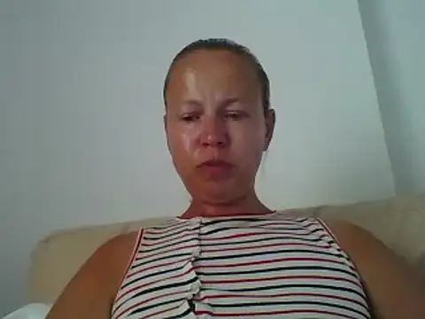 Snapshot of jennyblondeuk chatting on 06-12-26, 05:34 jennyblondeuk online show from 06-12-26, 05:34