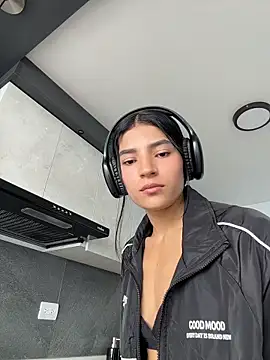 Snapshot of Ema_Rose_ chatting on 06-15-26, 07:16 Ema Rose online show from 06-15-26, 07:16