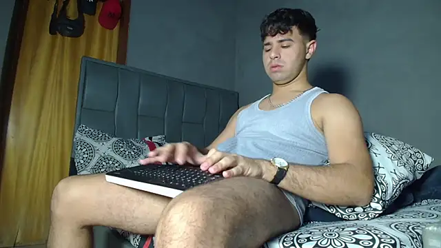 MAXIMILAINO-XXX online show from 04-21-26, 02:15