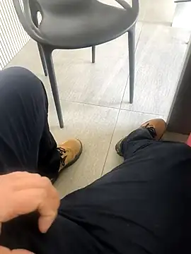 Snapshot of cyclops86 chatting on 12-21-25, 12:23 cyclops86 online show from 12-21-25, 12:23