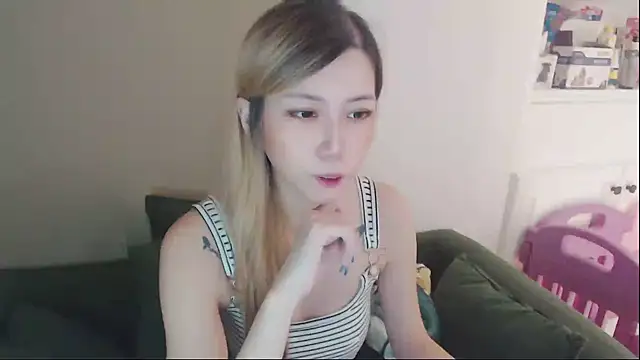 Snapshot of whitecat13 chatting on 07-10-26, 11:57 whitecat13 online show from 07-10-26, 11:57
