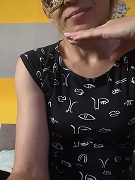 Snapshot of SexyMamiVee chatting on 06-15-26, 03:14 SexyMamiVee online show from 06-15-26, 03:14
