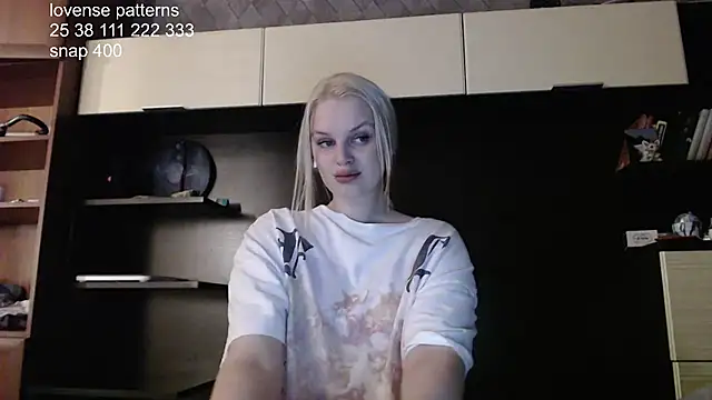 Snapshot of hey_shinyy chatting on 07-20-26, 07:27 hey shinyy online show from 07-20-26, 07:27