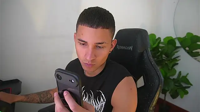 Snapshot of Thin_tommy11 chatting on 12-22-25, 07:44 Thin tommy11 online show from 12-22-25, 07:44