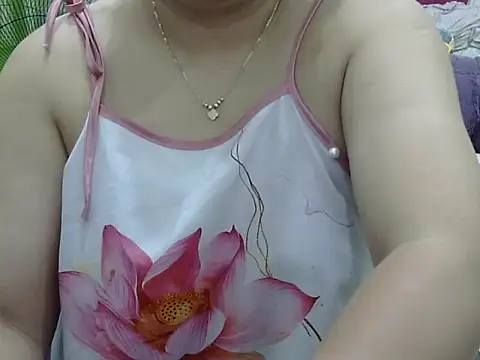 Snapshot of Sarah_no_land chatting on 05-16-26, 05:48 Sarah no land online show from 05-16-26, 05:48
